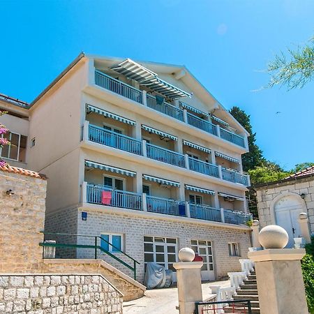 Apartments By The Sea Brist, Makarska - 15714 波达卡 外观 照片