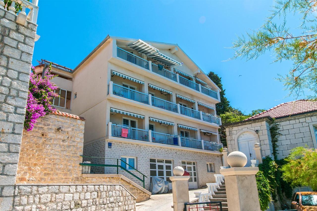 Apartments By The Sea Brist, Makarska - 15714 波达卡 外观 照片